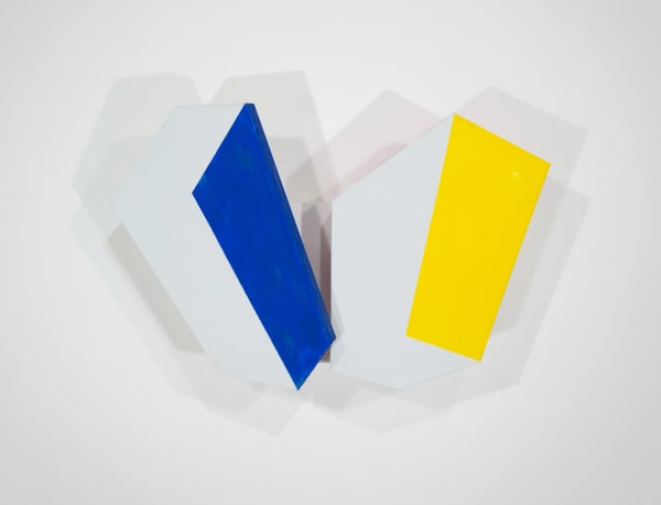 Tridimensional painting of two interconnected white rectangular prisms with colored sides (blue, yellow)