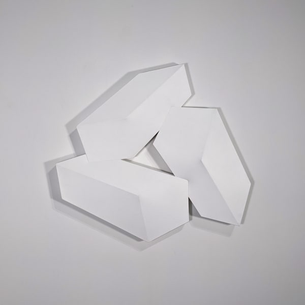 Tridimensional painting of three interconnected white rectangular prisms