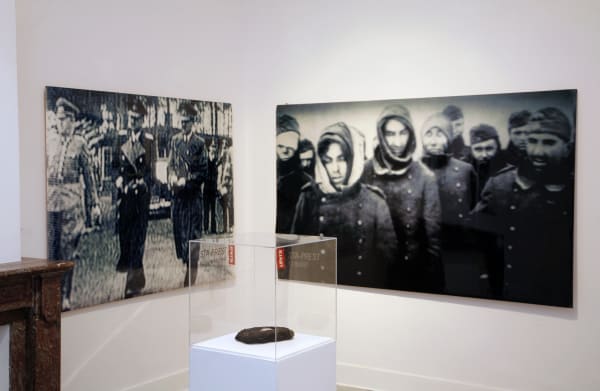 'Power to the People': exhibition view Aeroplastics @ Rue Blanche Str., Brussels, 2008-2009. Ph: Vincent Everarts