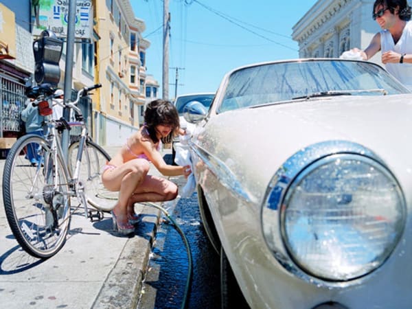 Liz Cohen, Bikini carwash, 2004, performance on Video Dvd 4 minutes Courtesy of Modern Culture, New York