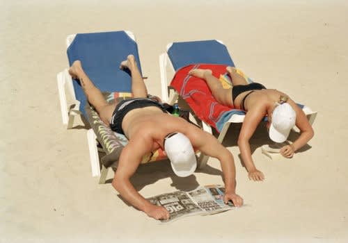 Martin Parr, Majorca [reading couple], 2003, C-Print, 48,5 x 74 cm Courtesy of 20.21 Galerie Edition Kunsthandel GmbH, Essen