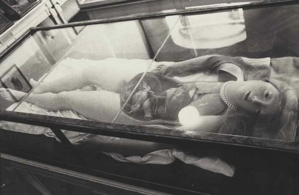 Zoe Leonard, Anatomical Wax Model With Pearls, 1990, gelatin silver print, 74 x 107 cm Courtesy of 20.21 Galerie Edition Kunsthandel GmbH, Essen, Germany