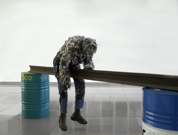 Gilles Barbier, Le pied tendre, 1995, Mannequin, tar , feathers, railway rail, oil cans, 175 x 450 x 75 cm Courtesy galerie G-Philippe & Nathalie Vallois, Paris