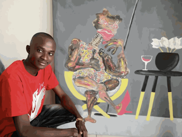 Der 24-jährige Künstler Famakan Magassa vor einem seiner Werke in Bamako. Foto: Jonathan Fischer