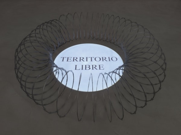 Luis Camnitzer, "Territorio Libre," 2018. Razor wire and projection, dimensions variable. Courtesy Alexander Gray Associates, New York; Galeriía Parra & Romero, Madrid © Luis Camnitzer/Artists Rights Society (ARS), New York.