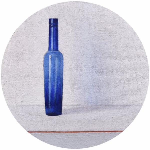 David Stubbs, Blue bottle on green and pink, tondo, 2023