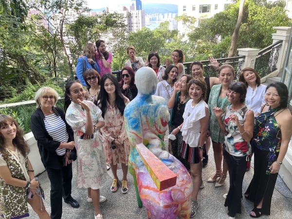 魏畫廊團隊與來賓合照 Group photo of Wei Gallery TEAM and guests