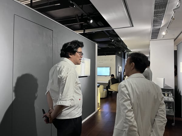 藝術家金日龍與來賓一起交談 Artist Jin Rilong havs a conversation with guests