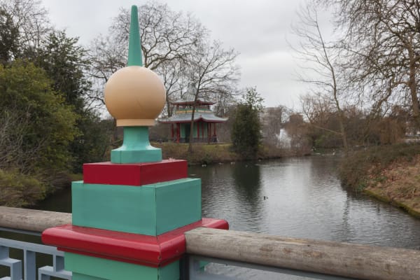 Slinkachu puddles context shot (on a wall by water)