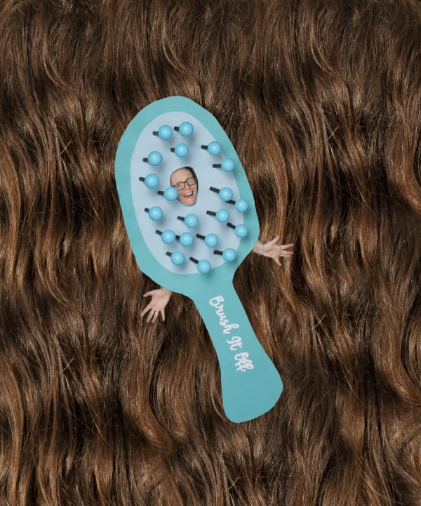 Lindsey White Brush It Off (Kate Rhodes, artist), 2021 archival pigment print 18 1⁄4 x 22 inches 1/3 + 2 AP