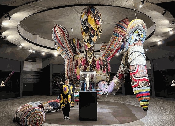JOANA VASCONCELOS . CROWNED IDOLS | IDOLI INCORONATI