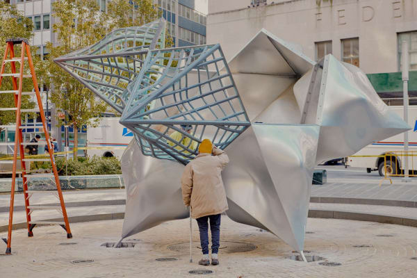 Frank Stella watching as his sculpture, Jasper’s Split Star, is installed at 7 World Trade Center. Photo Credit: Vincent Tullo for The New York Times
