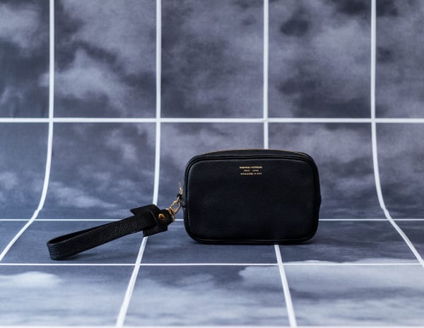 〈42〉HAND-STRAP BAG S, BLACK, 2019