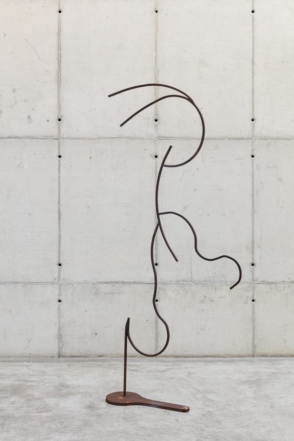 Rebeca Carapiá Palavras de ferro e ar - Escultura 12 (da série Como colocar ar nas palavras), 2020 Ferro Iron 208 x 99 cm