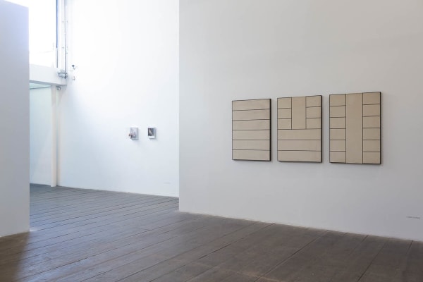 "Correlações entre variáveis Aleatórias: Julio Plaza e Nelson Leirner", 2019 - Galeria Marilia Razuk. Foto (Photo) Claus Lehmann