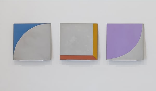 8454 Carolina Martinez Sem título VII (série plaquinhas) 2023 acrílica sobre concreto 40 x 120 x 1,5 cm (tríptico)