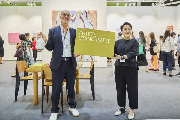 Tina Kim Gallery receiving the Stand Prize. Photo by Lets Studio. Courtesy of Lets Studio and Frieze.