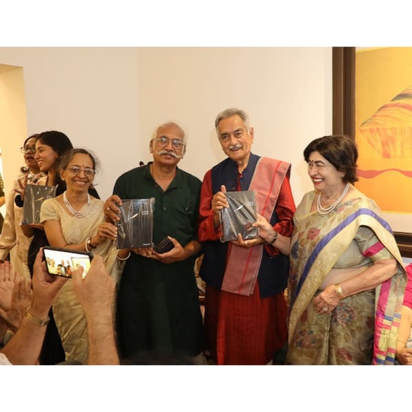 (R-L) Uma Jain, Prayag Shukla, Vivek Tembe with wife Jaya Tembe launching the book on Swaminathan.