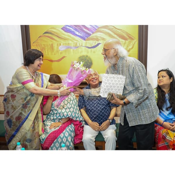 Uma Jain felicitating Jatin Das.