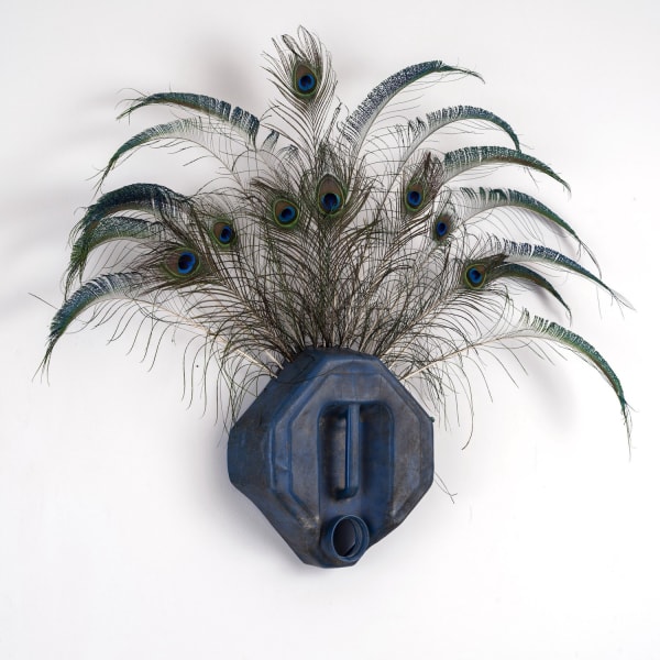 Romuald Hazoumè, Sphinx, 2023, Plastique, plumes et cuivre, 80 x 100 x 12 cm