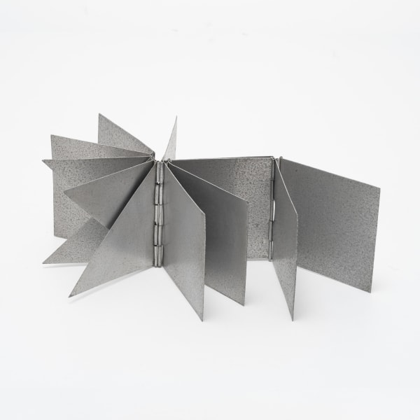 Lygia Clark (1929-1988) Bicho [Critter], 1960 Alumínio [Aluminum] Aprox. 10 x 30 x 20 cm [Approx. 4 x 11 3/4 x 7 7/8 in.]