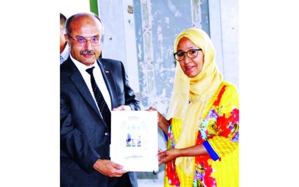 نجاة مكي خلال تكريمها في تونس