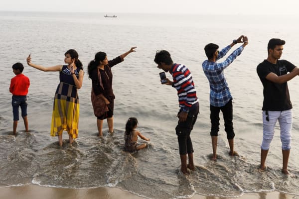 Martin Parr, Chowpatty Beach, Mumbai, INDIA, 2018