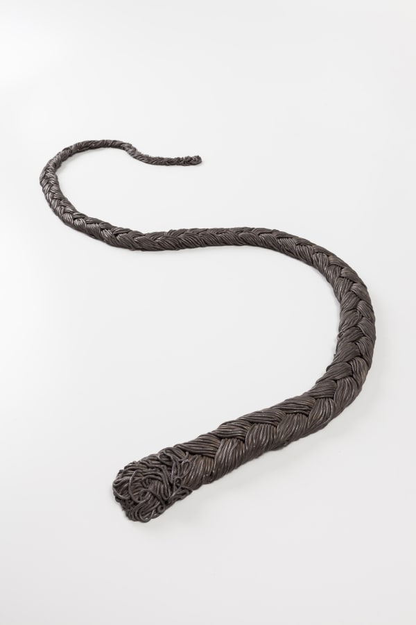 Tunga Trança, d. 1980 chumbo 181 x 28 x 4 cm