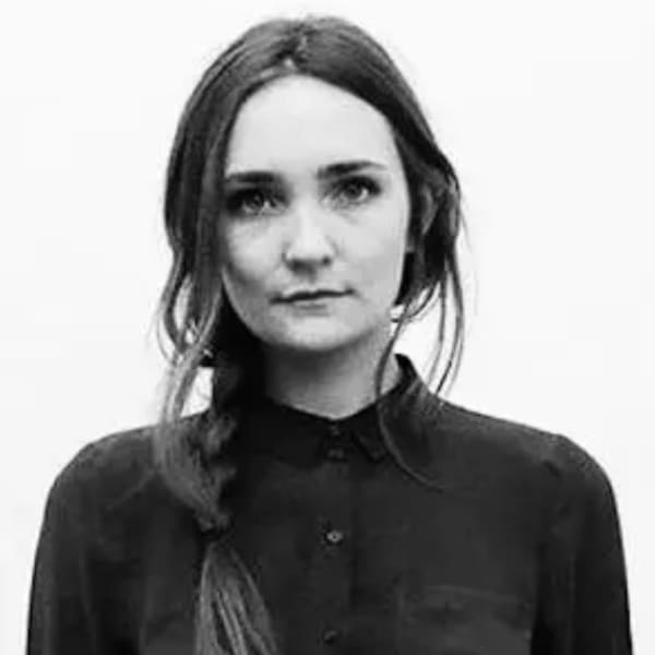 MARY HARRAGIN Mary joined the company in 2018 and is responsible for the day to day running of the business. She previously worked at a leading auction house in the US and is a trained interior decorator.