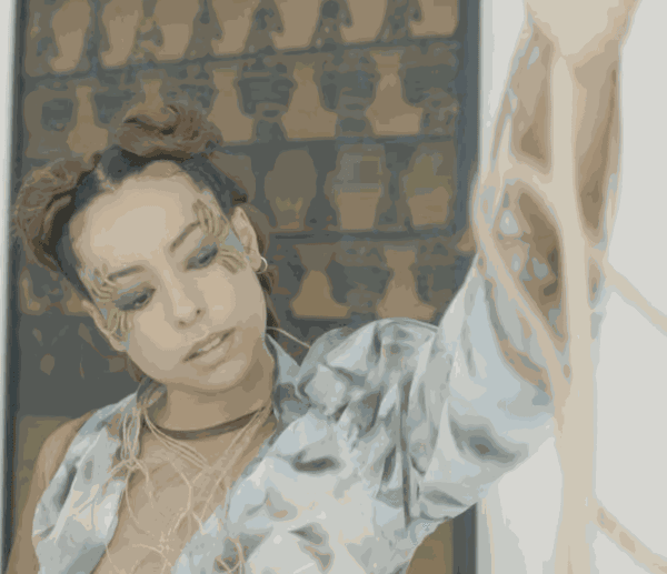 The song celebrates female empowerment, and its music video, a collaboration with Afrodyssée, stars Afro-descendant women, echoing the song's message.