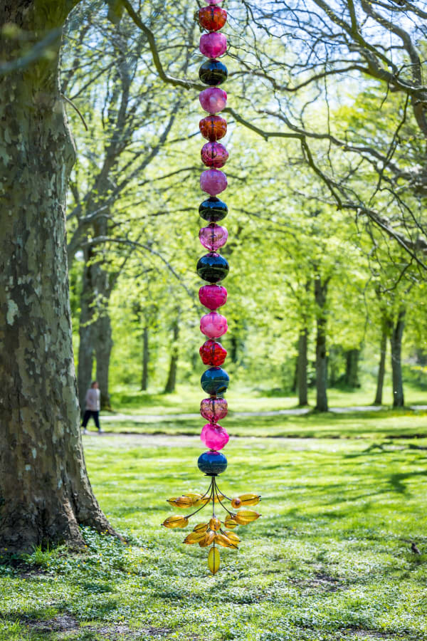 Ellen Ehk "Straw for Alice" 2023, executed in cooperation with Kosta Boda