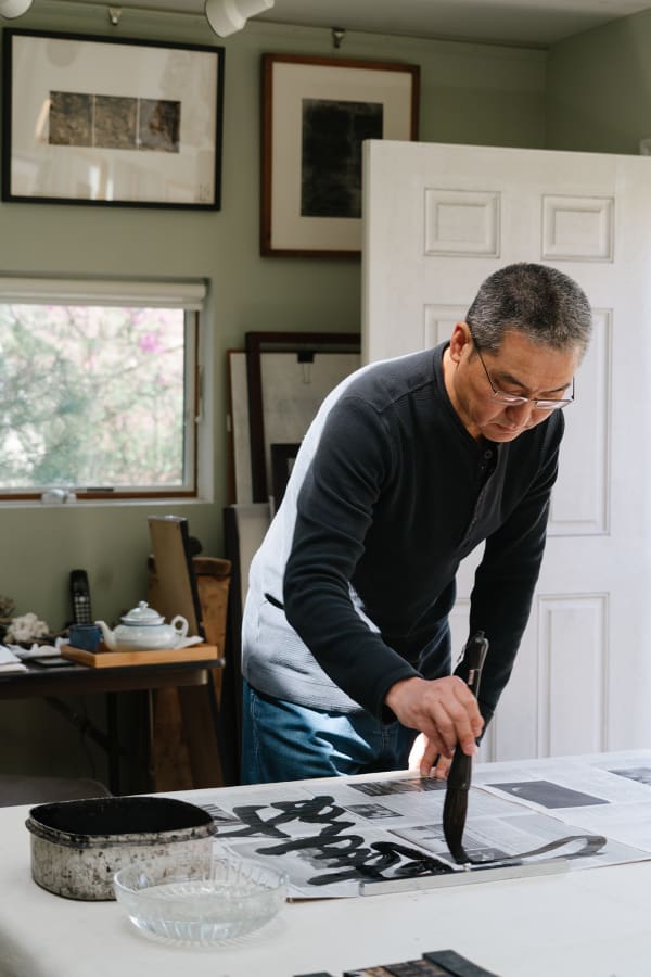 wang mansheng is writing calligraphy
