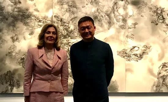  Dame Jillian Sackler and Tai Xiangzhou stand in front of Tai's painting