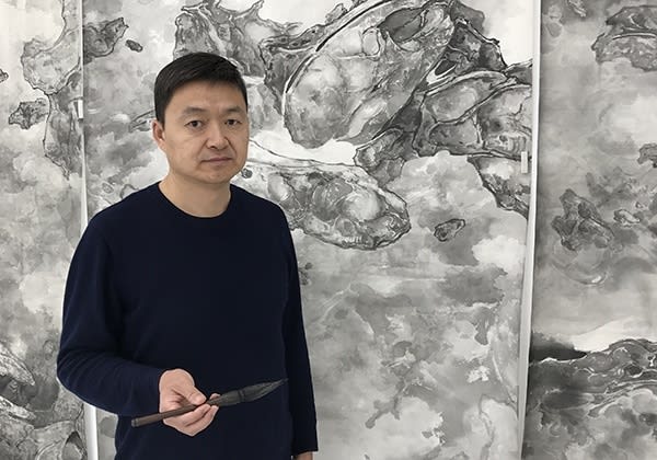 Tai Xiangzhou stand in front of his painting