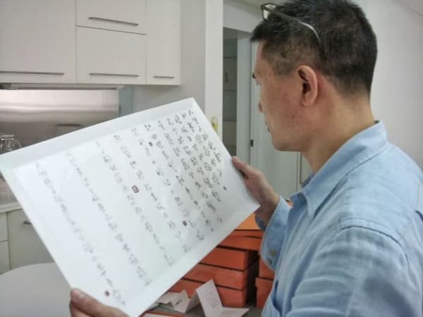 A person holding a white piece of paper