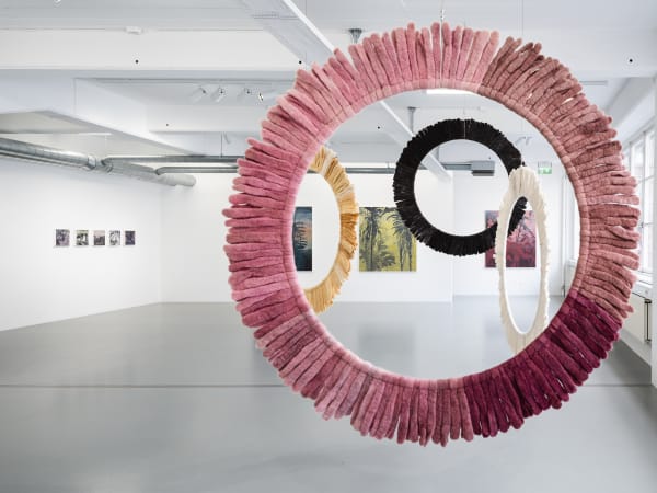 Installation view, Helén Svensson, Inte nudda golv, 2024, Galleri Duerr. Photo: Jean-Baptiste Béranger.