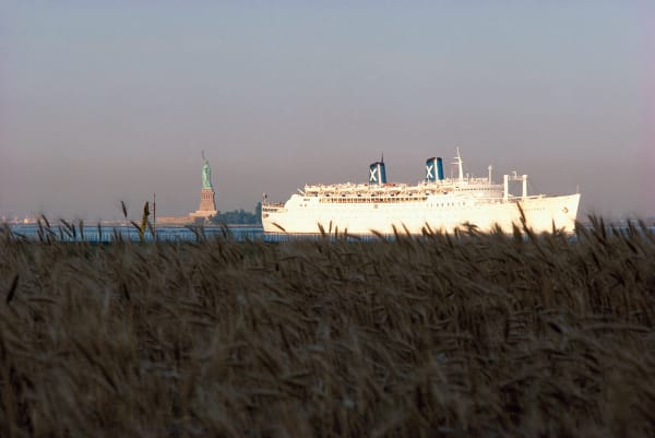  Agnes Denes, Wheatfield – A Confrontation: Battery Park Landfill, Downtown Manhattan – Ocean Liner Passing Wheatfield on the Hudson, 1982