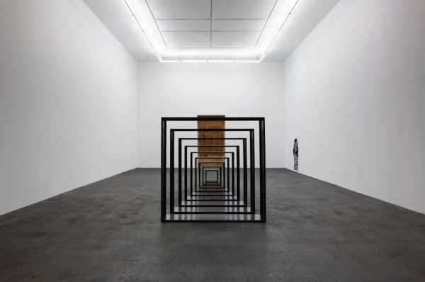 Veduta della mostra "Anarchitecture" di Gianni Pettena, Crac Occitanie - Sète, 2024. "Archipensiero", 2009-2024. Rafia, legno. Produzione Crac Occitanie. Courtesy dell'artista e Galerie Salle Principale, Parigi. Foto: Aurélien Mole.