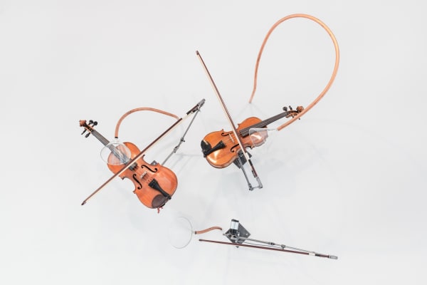 Rebecca Horn Die drei Grazien im Tanz, 2020 2 violins, 3 violin bows, 3 glass-funnels, copper, motors, steel, electronic device Dimensions variable Photo: Stefan Haehnel © Rebecca Horn, 2023 Courtesy Rebecca Horn and Galerie Thomas Schulte, Berlin