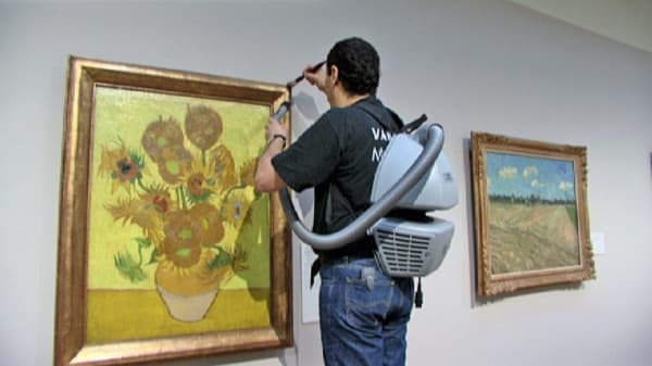 Alicia Framis Secret Strike, Van Gogh Museum, 2006 Video, 32:2 minutes