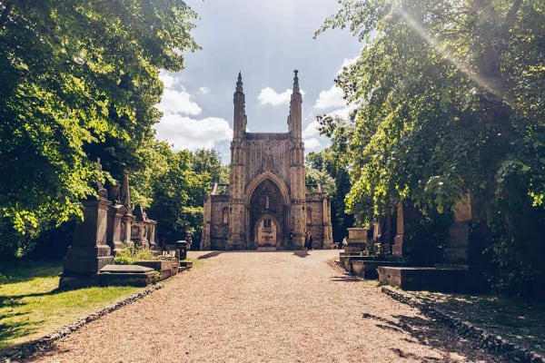 Nunhead Cemetery plein air 1-day workshop with Jason Line