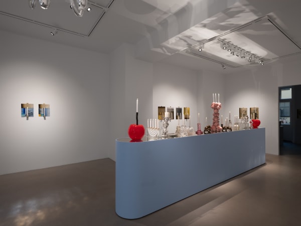 utställningen ljusbord med blått podium och levande ljus. många ljusstakar på rad. Rött stort körsbär