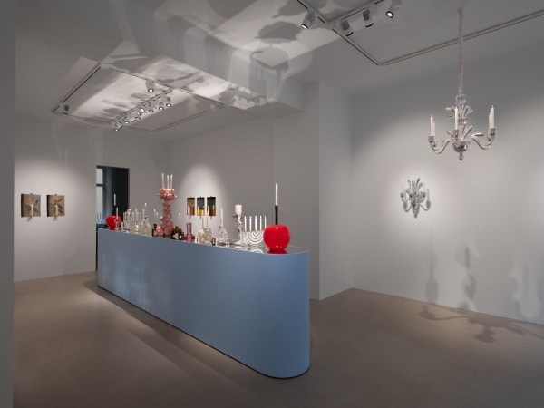 utställningen ljusbord med blått podium och levande ljus. många ljusstakar på rad.