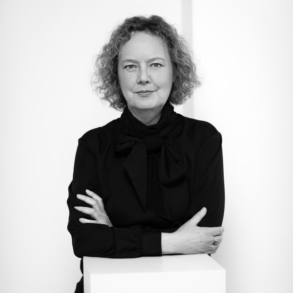 Porträttbild av Maria Hall i svartvit