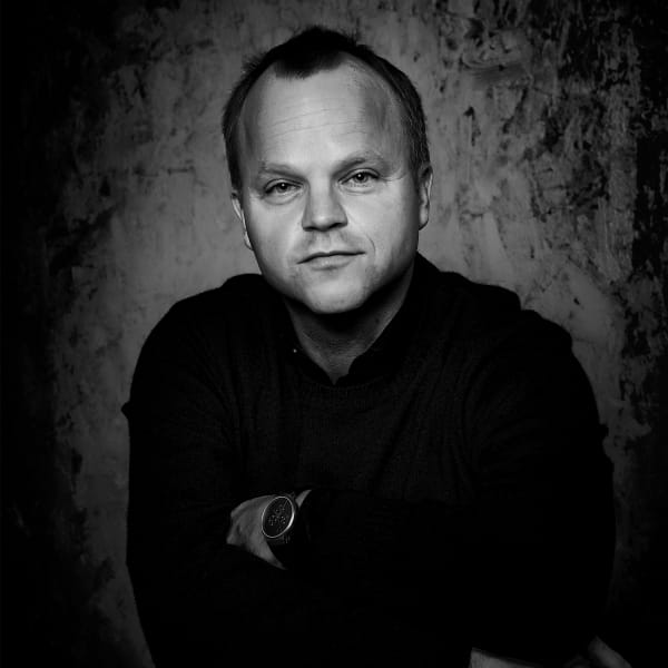 Svartvit porträttbild på Maarten Vrolijk