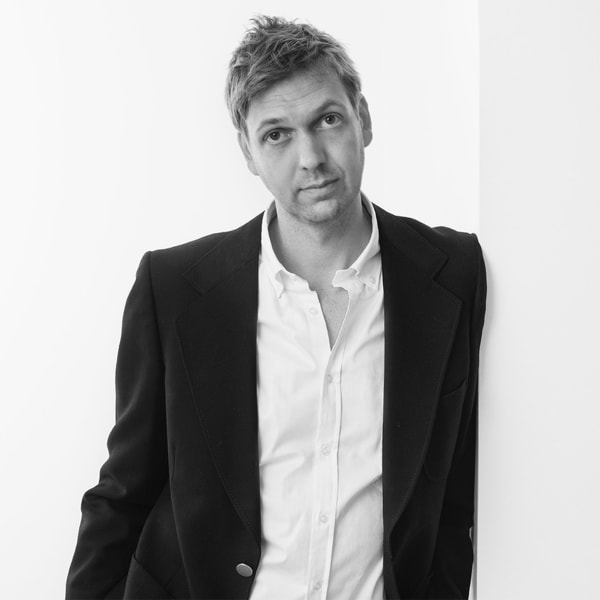 porträttbild i svartvit på Morgan Persson