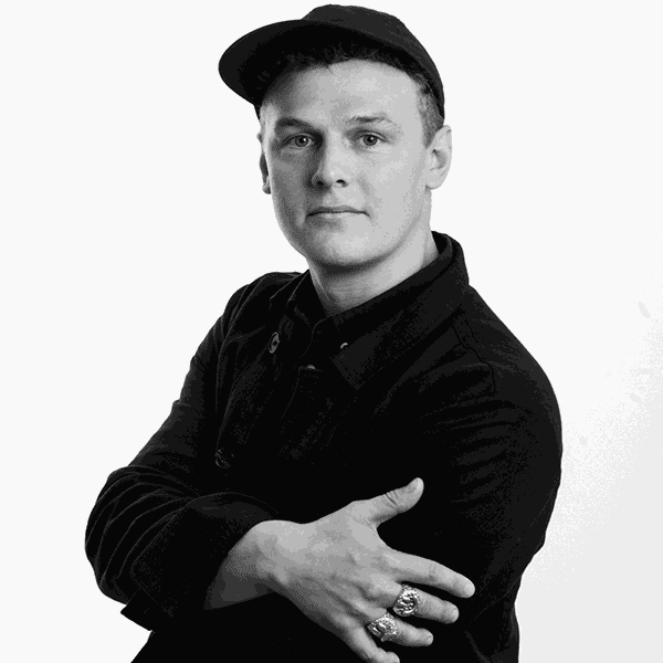 Porträttbild av Rasmus Nossbring i svartvit