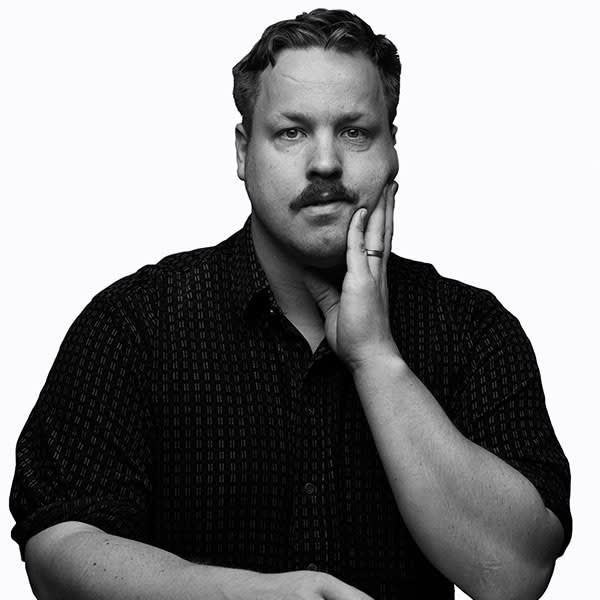 Svartvit porträttbild av glaskonstnären och formgivaren Simon Klenell