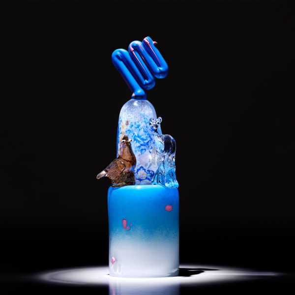 Blå glasskulptur av Rasmus Nossbring med fågel och rådjur