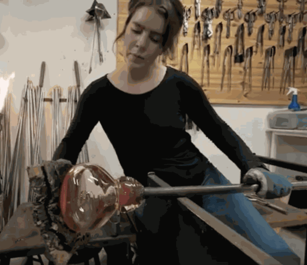 Ulrika Barr blowing glas